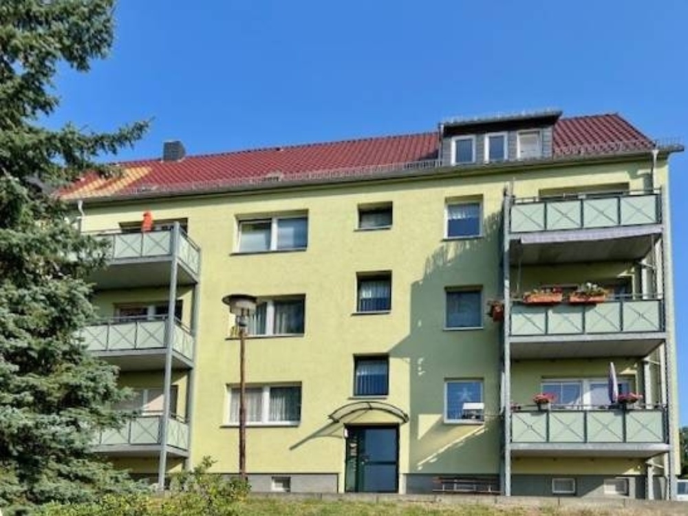 Vorderansicht mit Balkon
