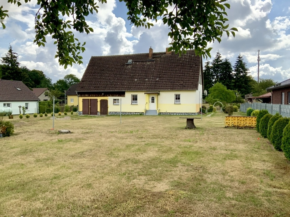Blick vom Grundstück zum Haus