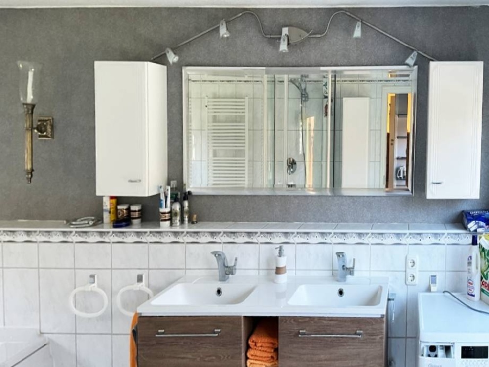 großes Badezimmer