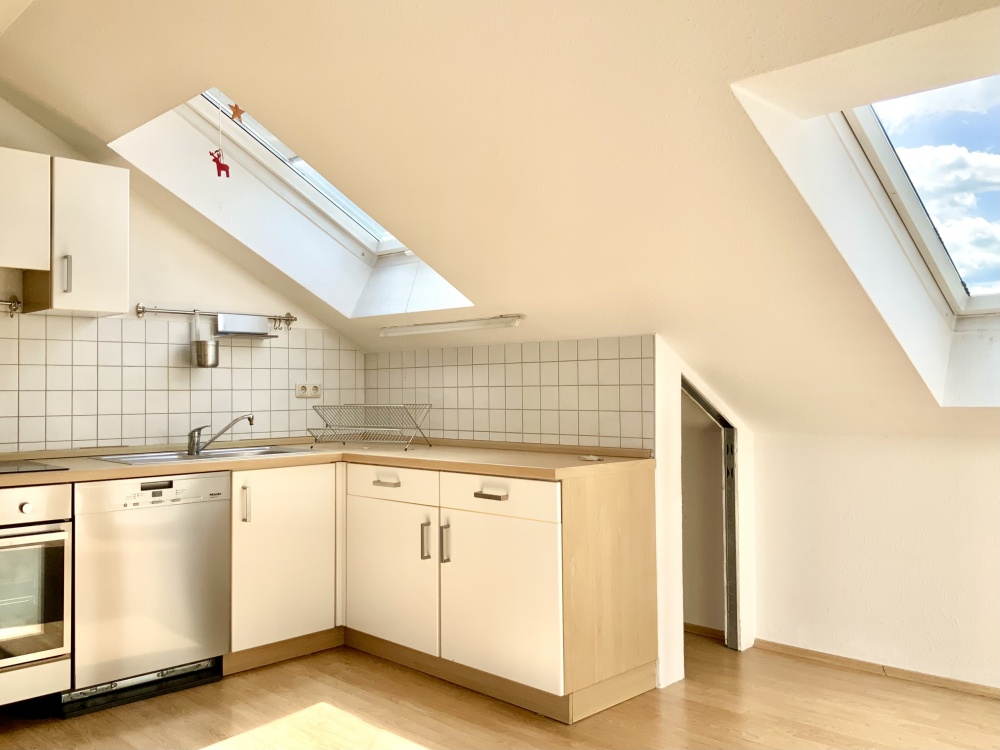 Lichtdurchflutete Küche im Dachgeschoss