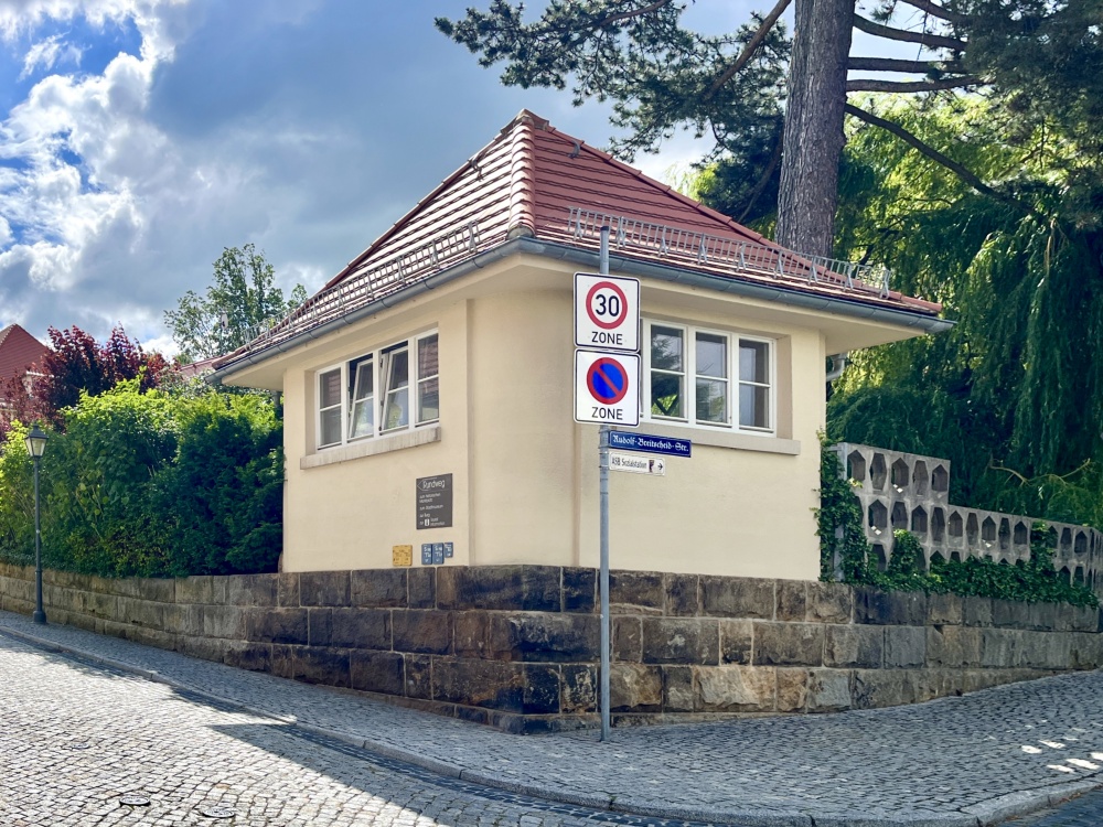 Markantes Eckhäuschen