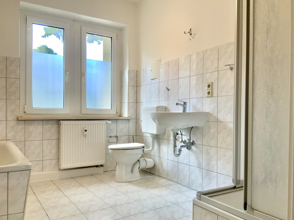 Tageslichtbad mit Wanne und Dusche