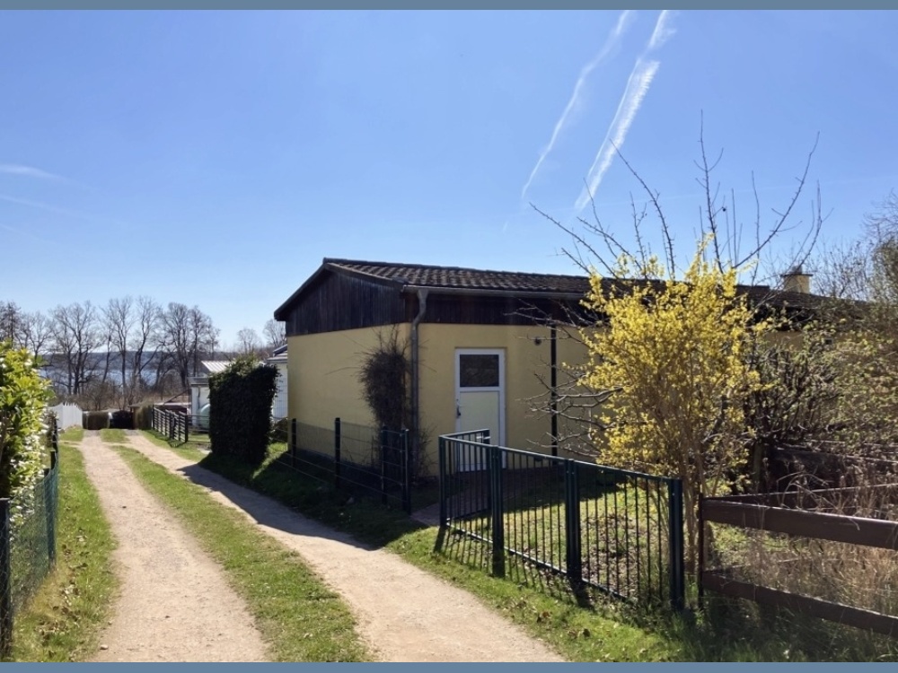 Weg vom Stellplatz zum Bungalow