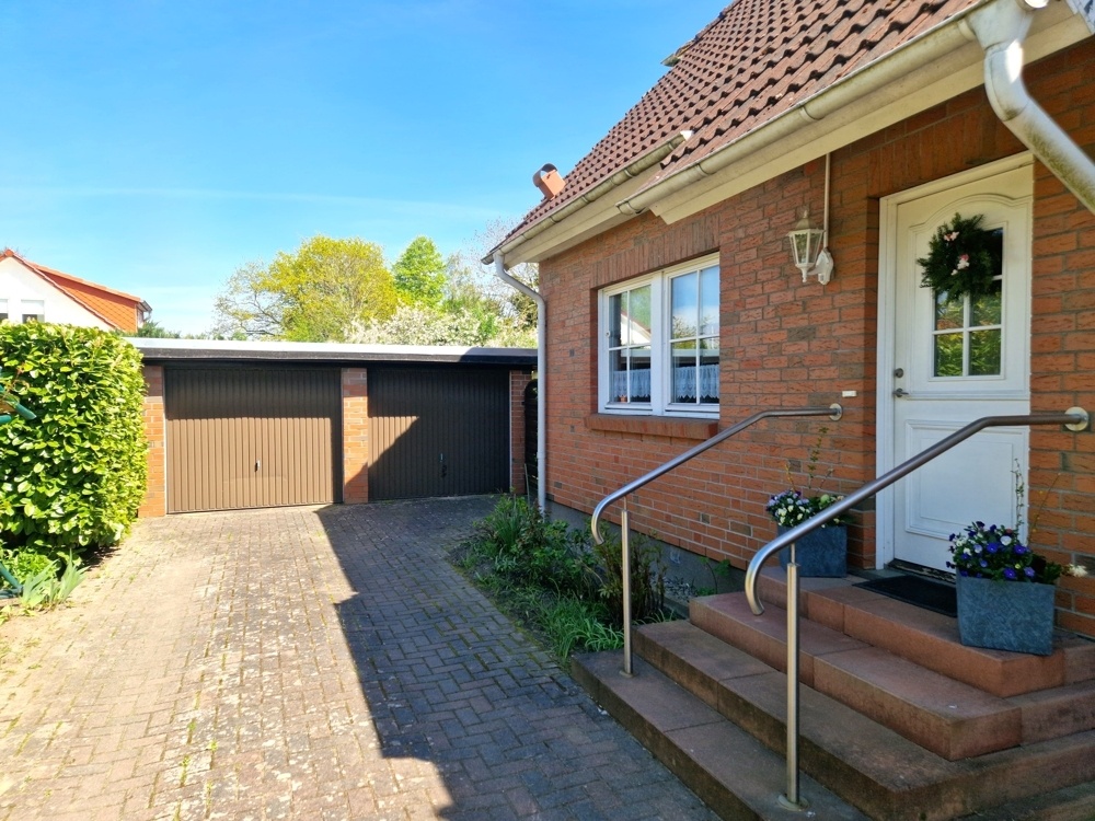 Zufahrt und Doppelgarage
