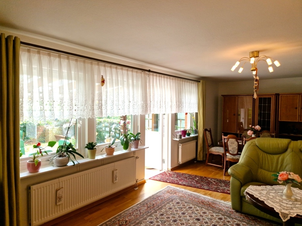 Wohnzimmer mit Zugang zum Wintergarten