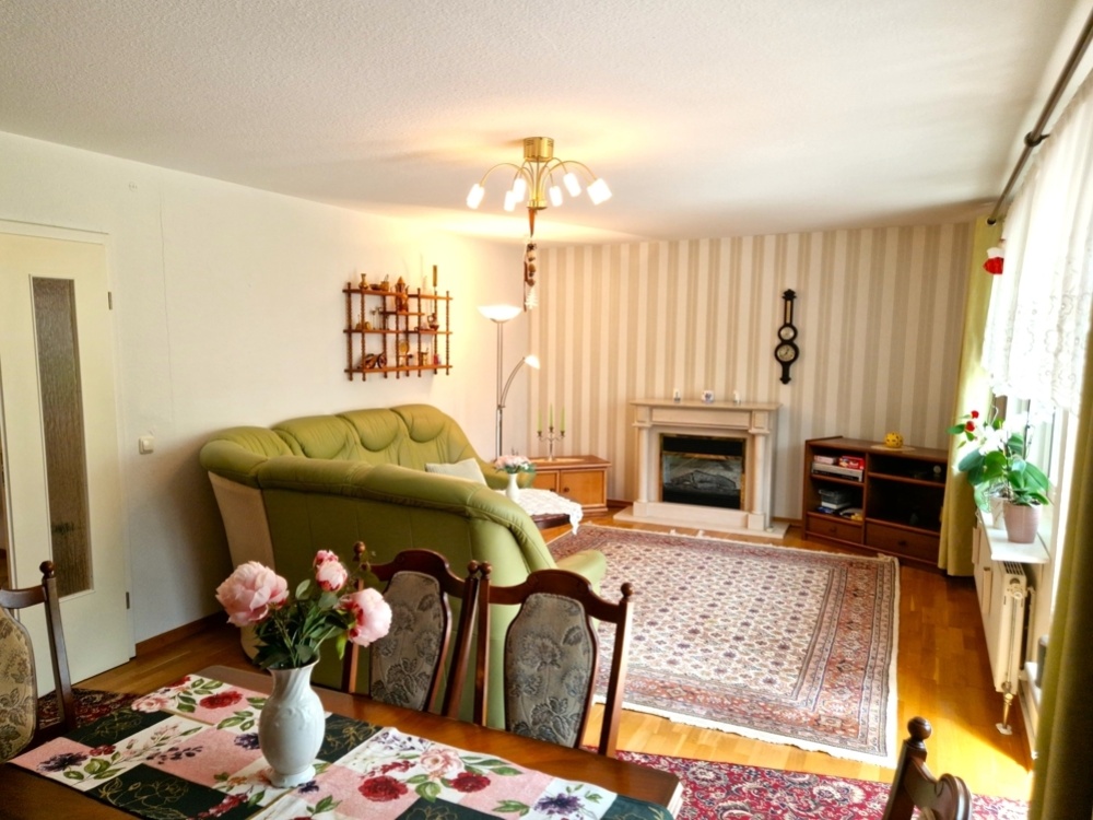 Wohnzimmer mit Zugang zum Wintergarten
