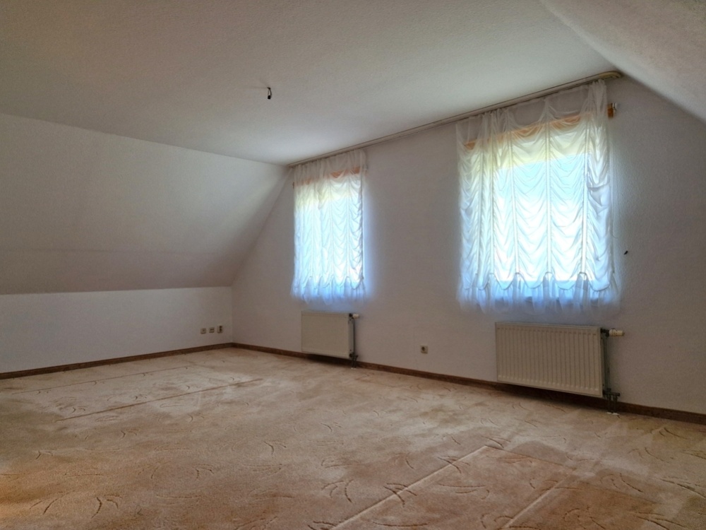 Geräumiges Zimmer im Dachgeschoss