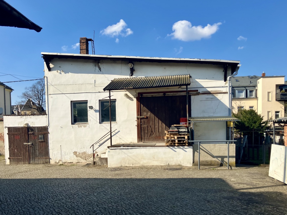 Zugang zur Halle mit Rampe