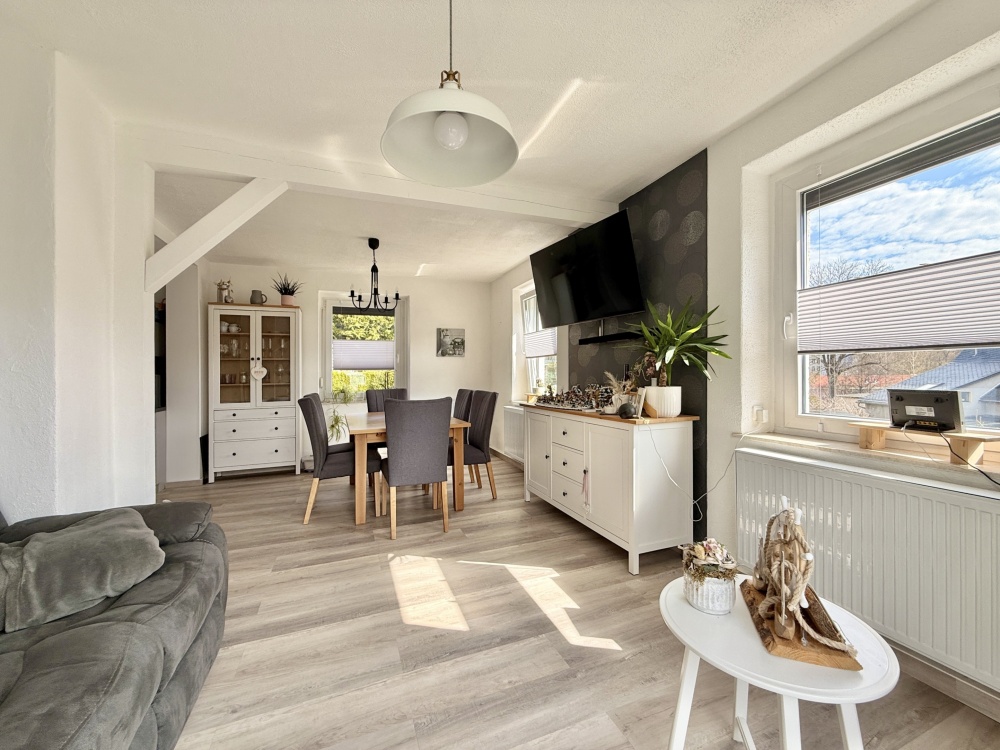 Blick vom Wohnzimmer zum Essbereich
