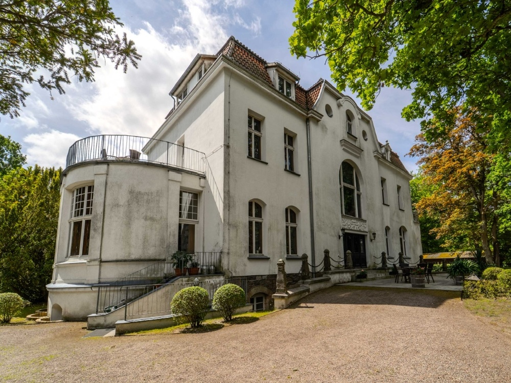 Schloss mit seitlichen Atlan