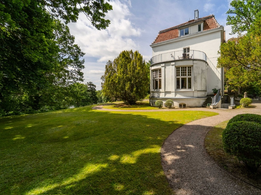 Schloss mit seitlichen Atlan
