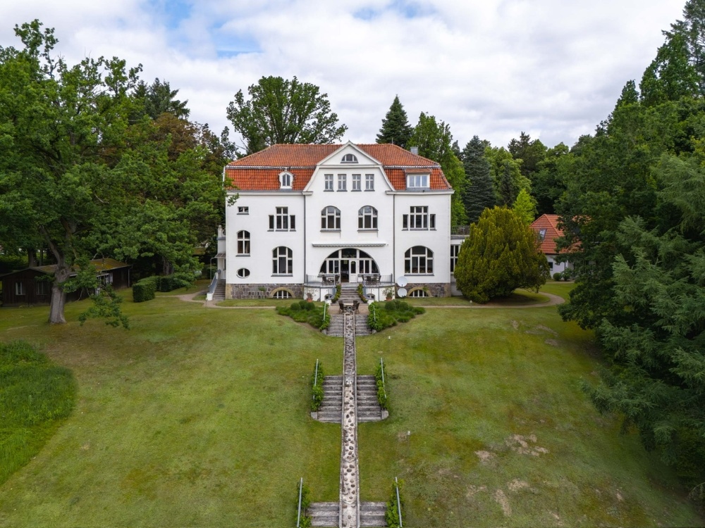 Drohnenaufnahme Kaskade und Schloss