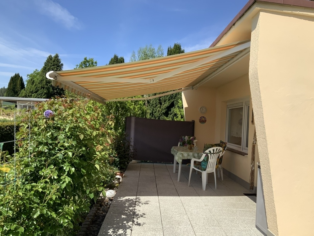 Terrasse mit Markise und Windschutz