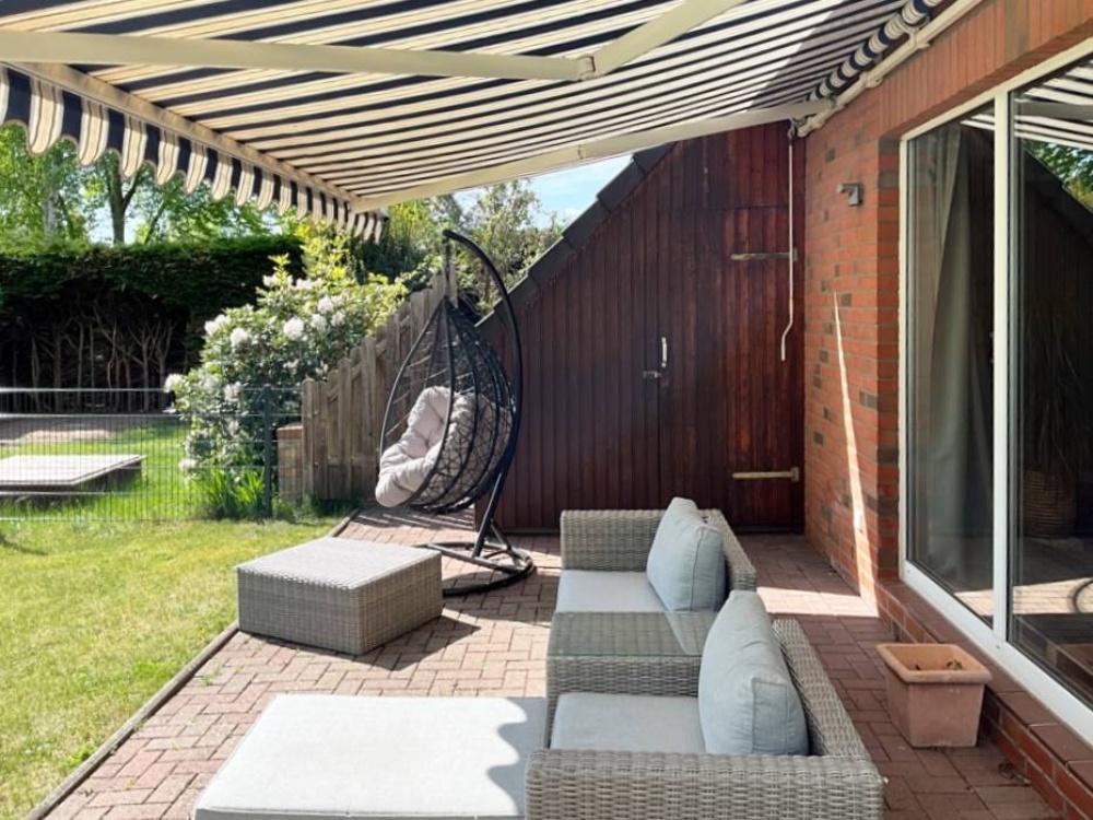 große Terrasse mit Markise