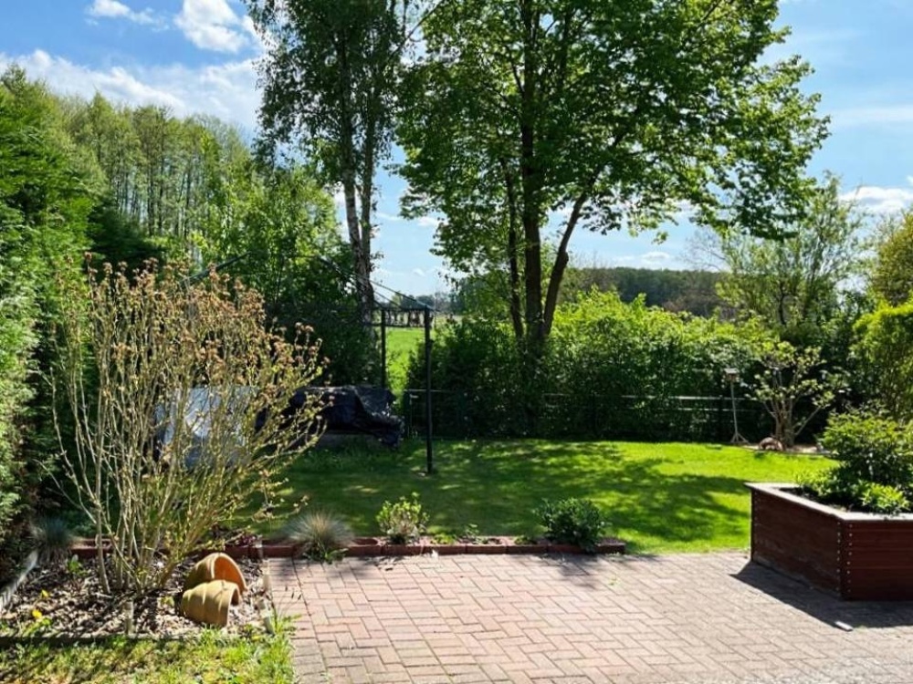 Blick von der Terrasse in den Garten