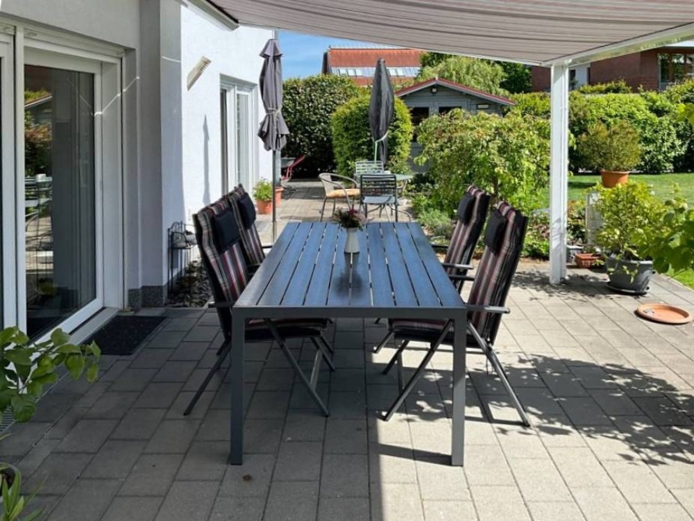 überdachte große Terrasse