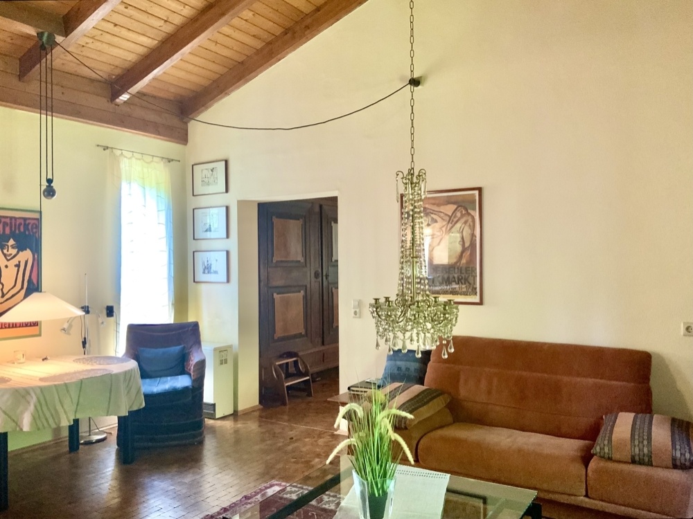Wohnzimmer mit Zugang zur Bibliothek
