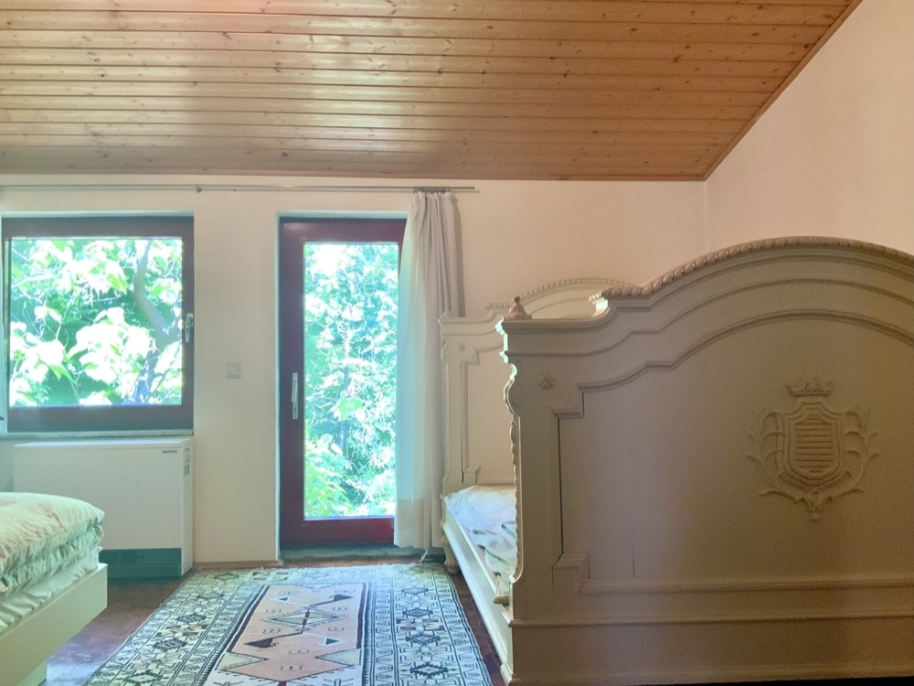 Schlafzimmer mit Zugang zum Garten
