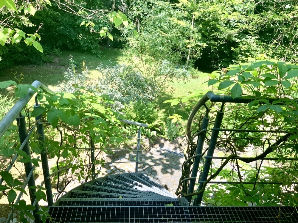 Gewendelte Treppe direkt ins Grüne