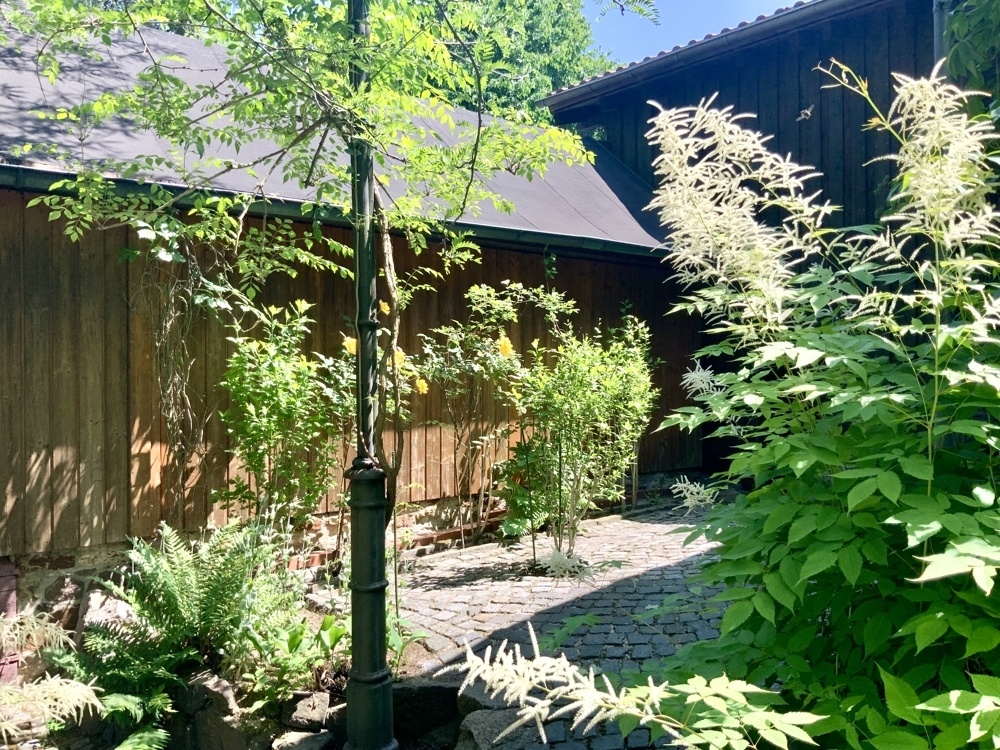 Blick zum Haupthaus und Gästehaus