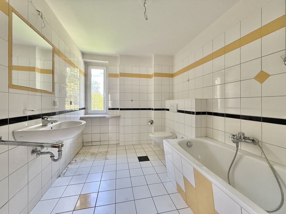 Tageslichtbad mit Wanne