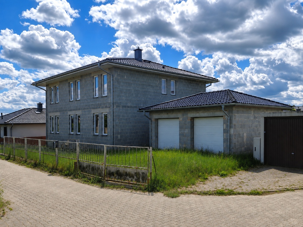 Rückseitige Ansicht mit Doppelgarage