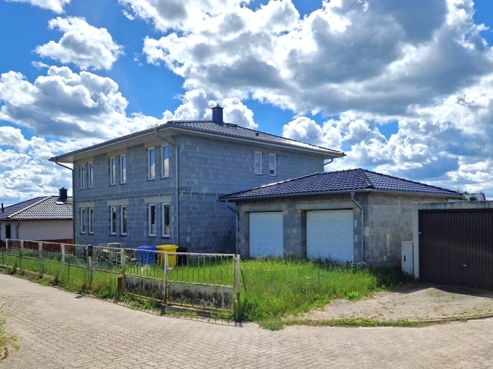 Rückseitige Ansicht mit Doppelgarage