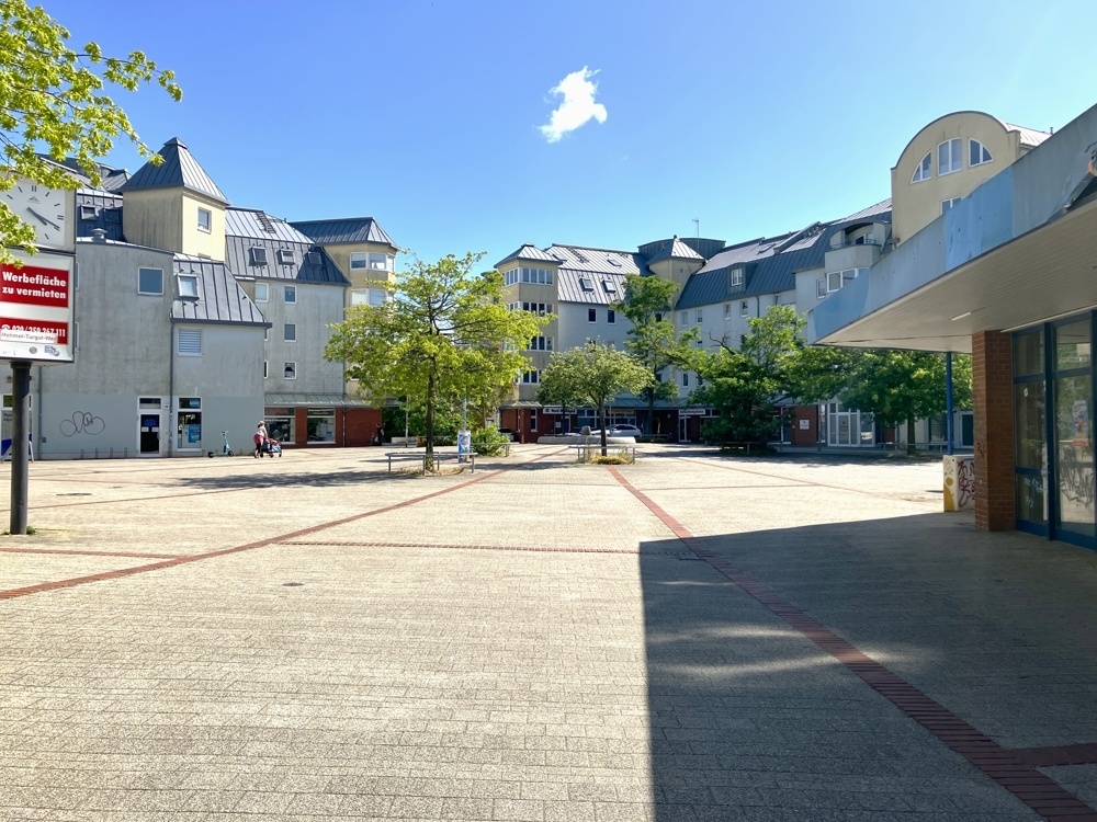 Freifläche vor dem Gebäude
