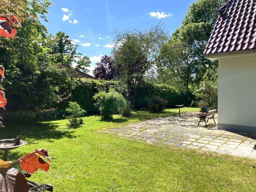 Sonnenterrasse mit Grünfläche
