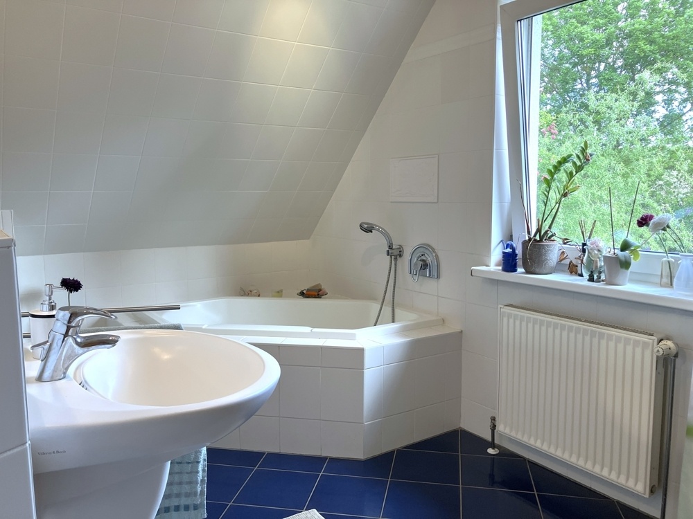 Badezimmer mit Wanne im Obergeschoss
