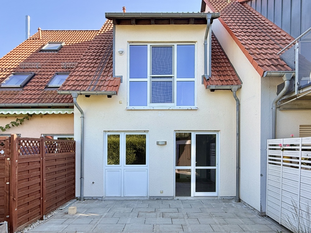 Rückseite mit Terrasse