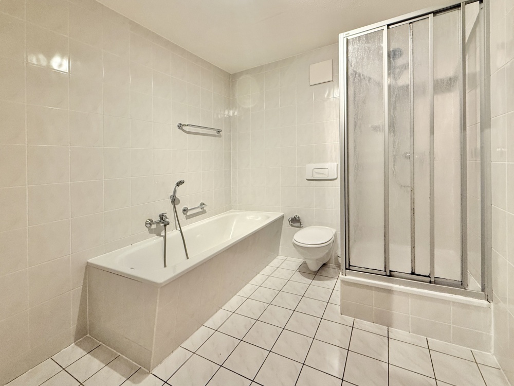 Bad mit Wanne und Dusche