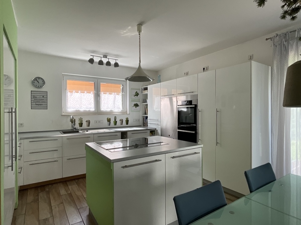 Küche mit Kochinsel