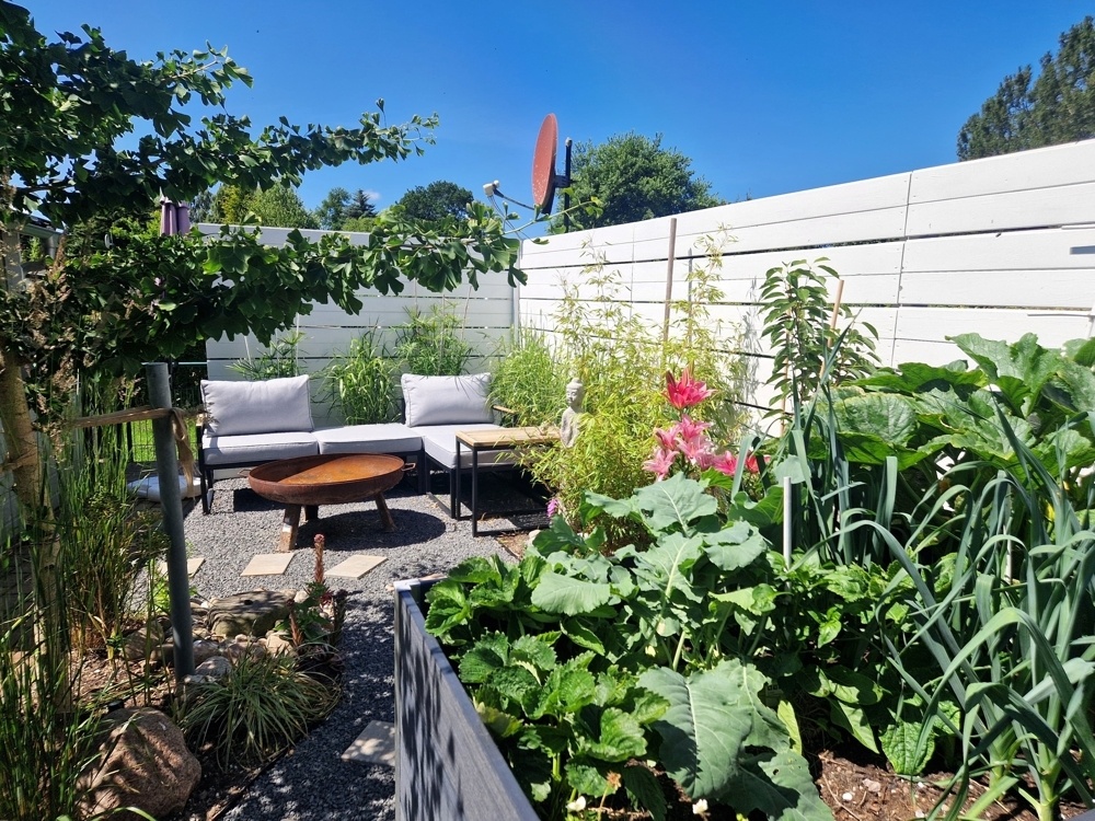 Idyllische Sitzecke im Garten