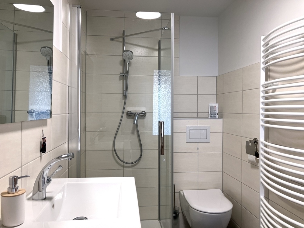 Badezimmer mit Dusche