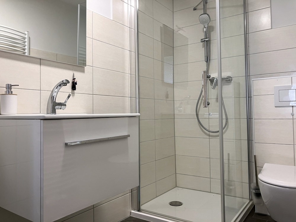 Badezimmer mit Dusche