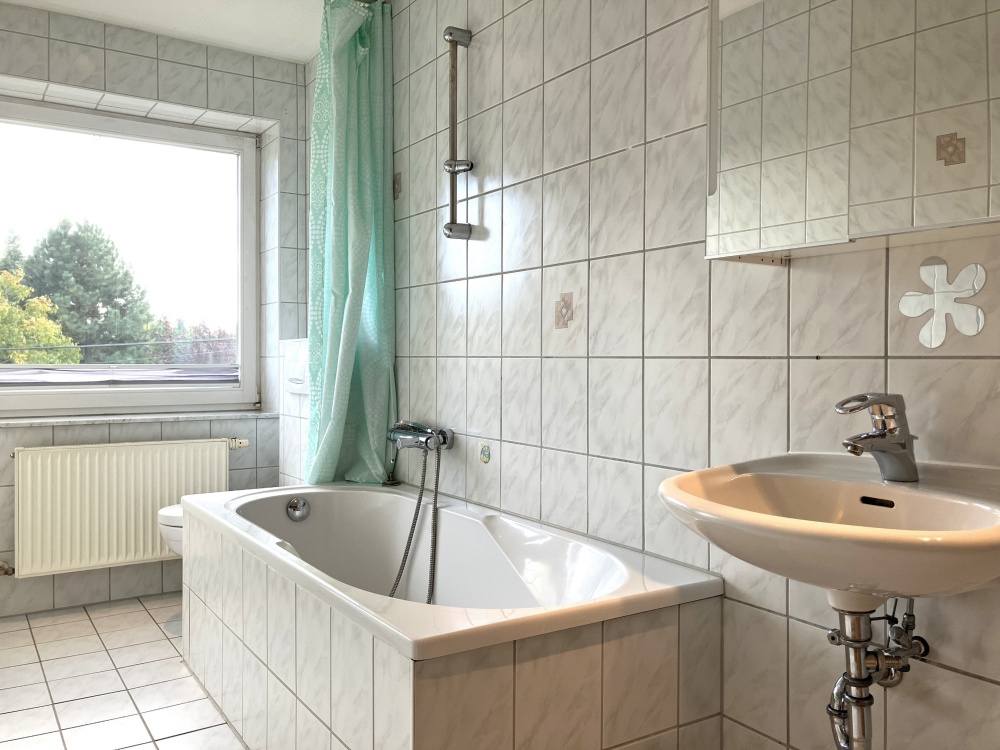 Badezimmer mit Wanne im Dachgeschoss 