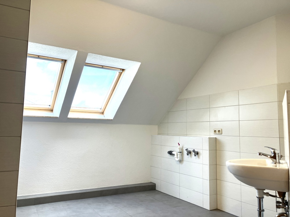 Badezimmer mit Dusche im Dachgeschoss