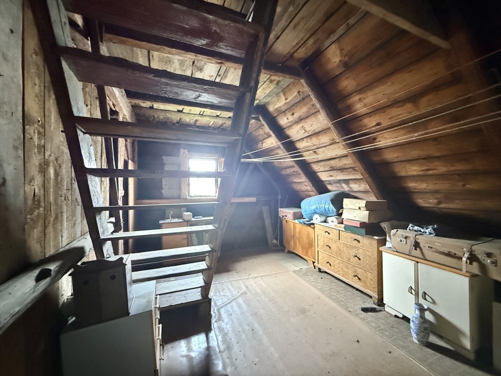 Dachkammer mit Zugang zum Spitzboden