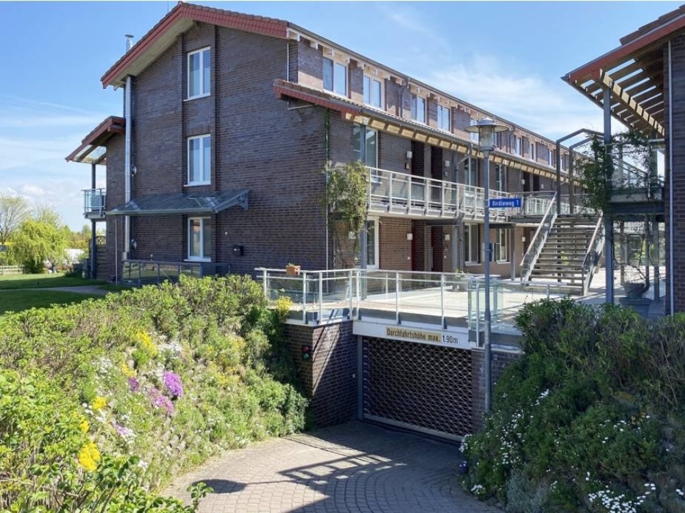 Seitenansicht mit Blick auf die Eingänge