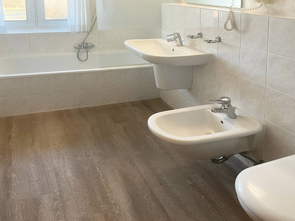 mit Tageslicht und Bidet