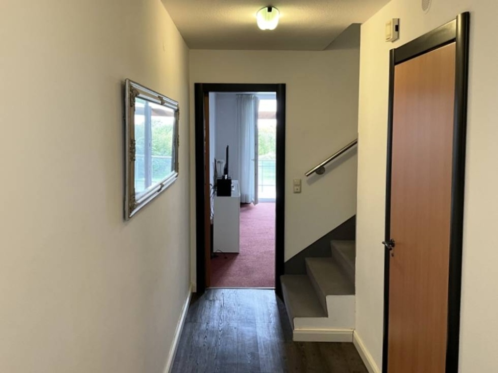 Flur mit innen liegender Treppe 