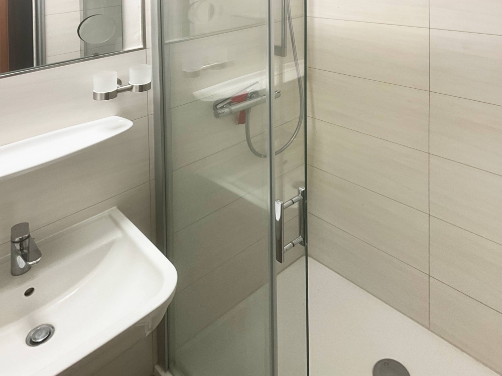 Gästebad mit ebenerdiger Dusche 