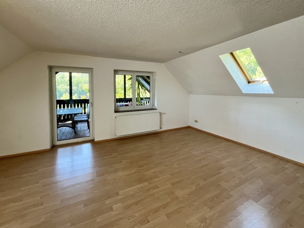 Wohnzimmer mit Balkon Nebengebäude