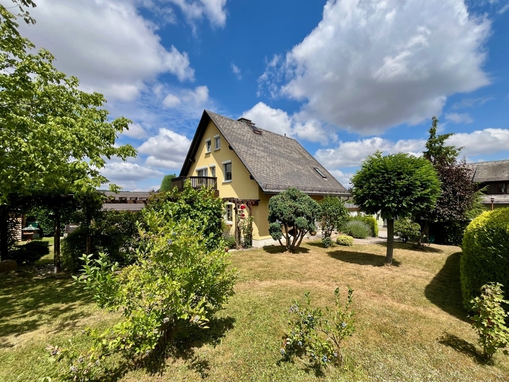 Gartenansicht zum Hauseingang
