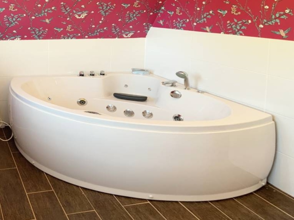 und Eckbadewanne