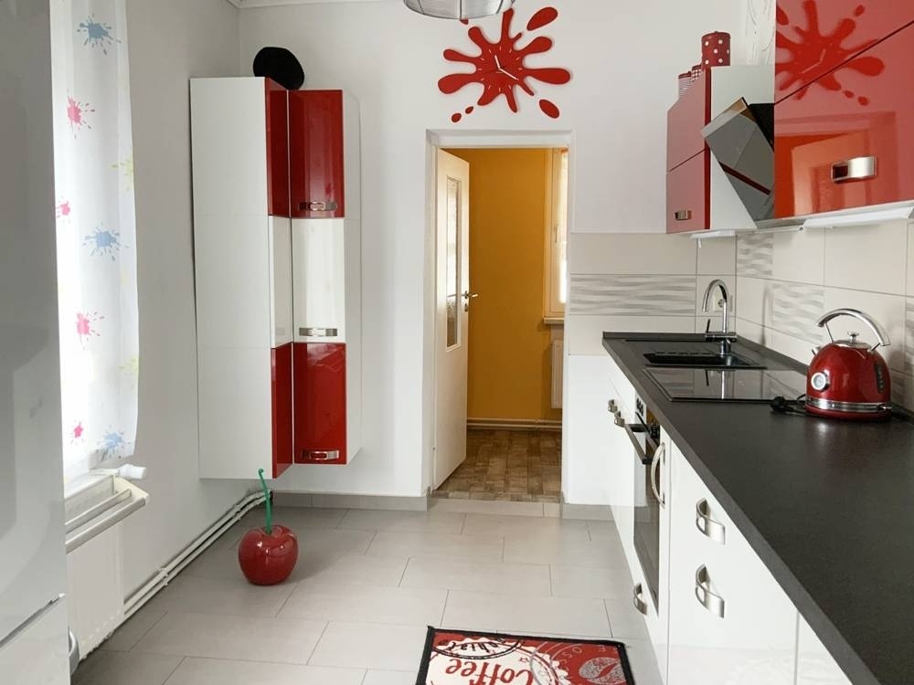 Küche mit Blick zum Hauswirtschaftsraum