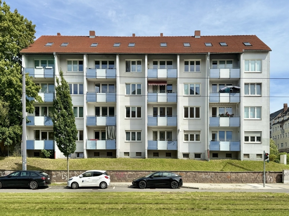 Frontseite mit Balkonen