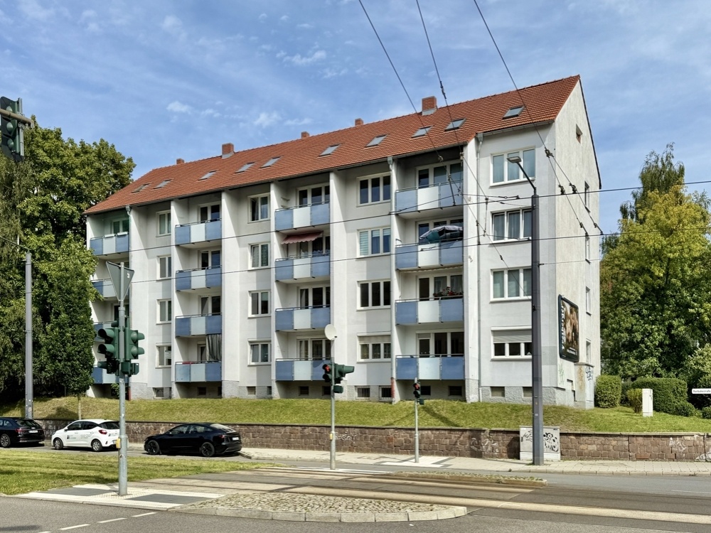 Frontseite mit Balkonen