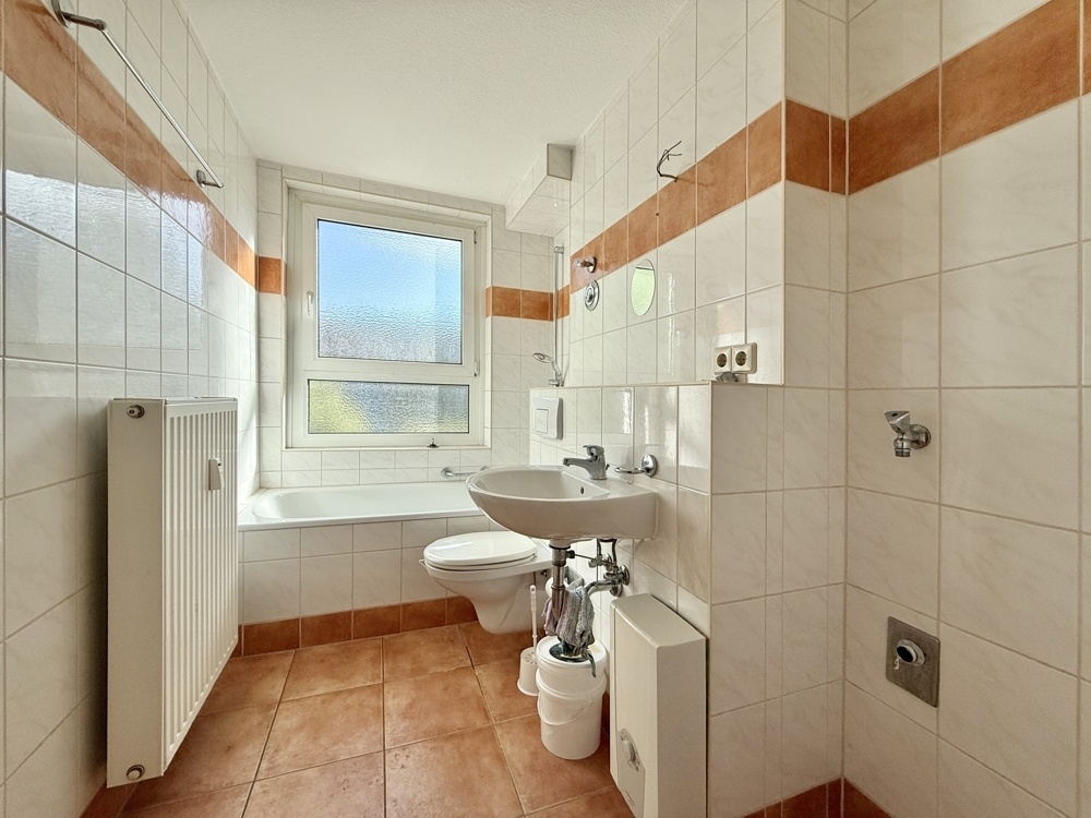 Tageslichtbad mit Wanne